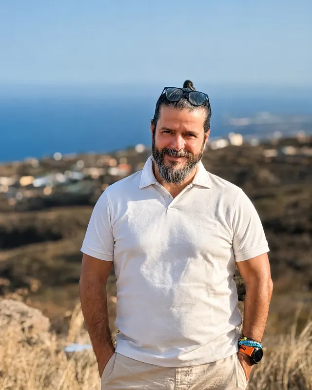 Yapci Bello, consultor de marketing online, en un mirador con la costa de Tenerife al fondo