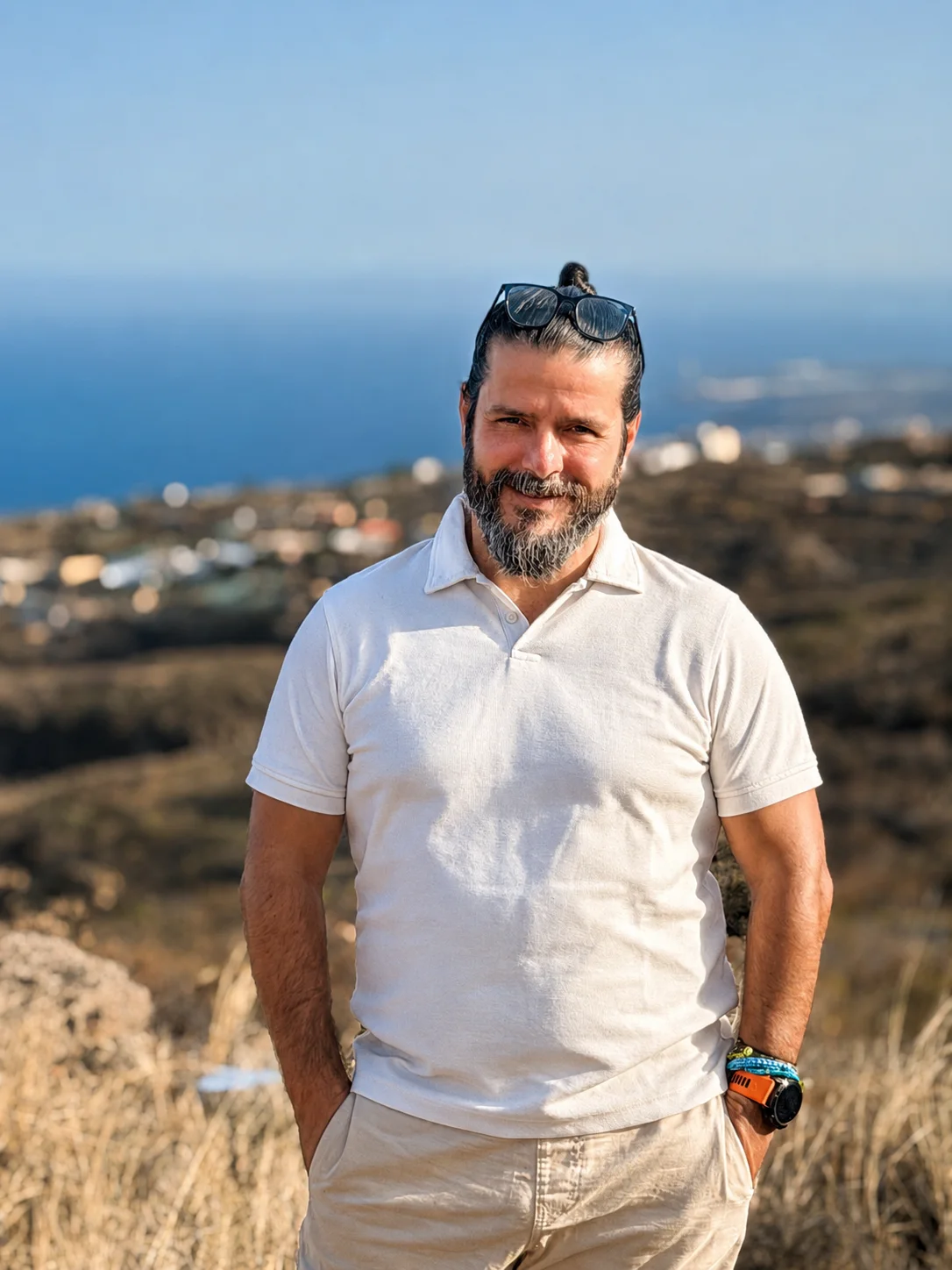 Yapci Bello, consultor de marketing online, en un mirador con la costa de Tenerife al fondo